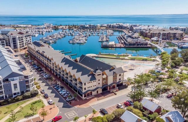 1BR Urban Retreat with Views - Modern Luxury in Mandurah