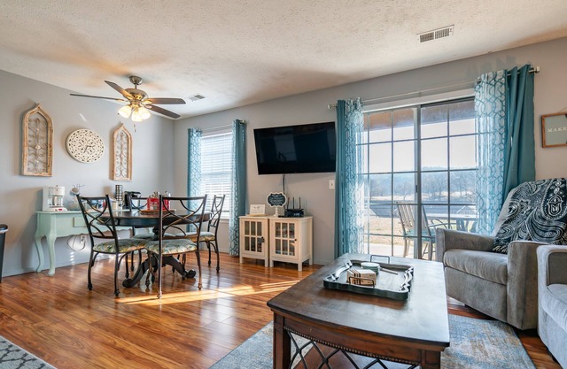 1BR Walk-In ~ Jetted Tub ~ Near The Strip ~ FREE TICKETS INCLUDED! (FC12-3)