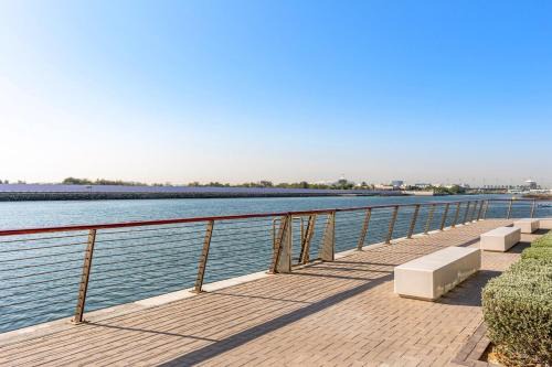 1BR Waters Edge with Canal Views Pool Access Near Attractions