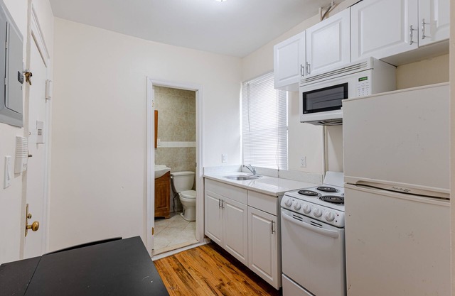 (1C) 2 Bedroom Apt Just Off Park Ave