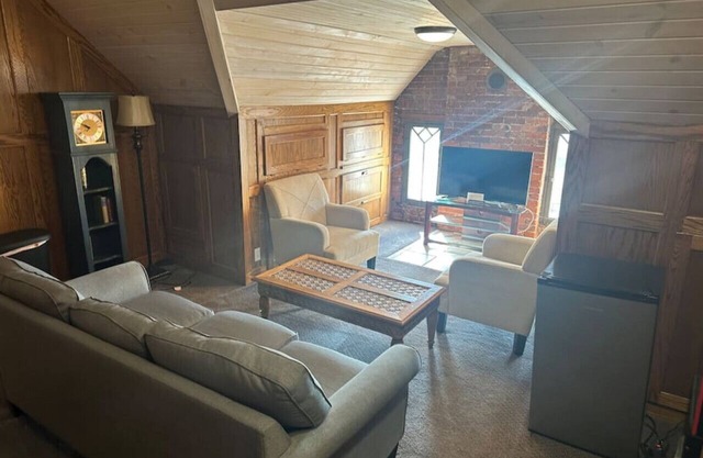 1st Capitol Mansion - Suite 401