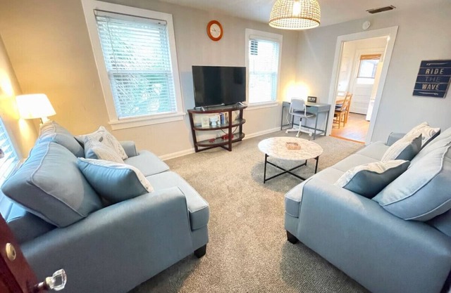 2/1 - Upper unit - 4 blocks to the Beach
