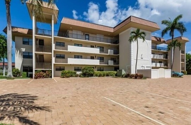 2/2 Direct Access waterfront condo on south end