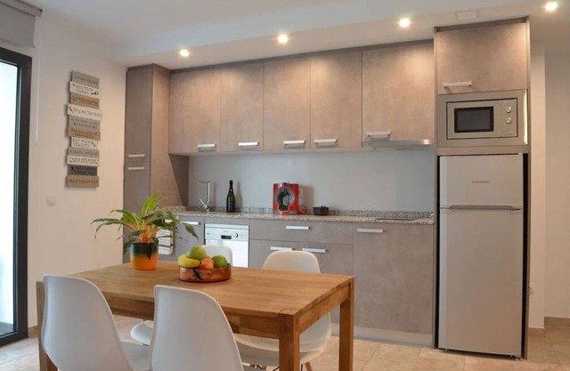 2.2 NEW in center ROSES with WI-FI, AC and TV sat at 60 m MAR