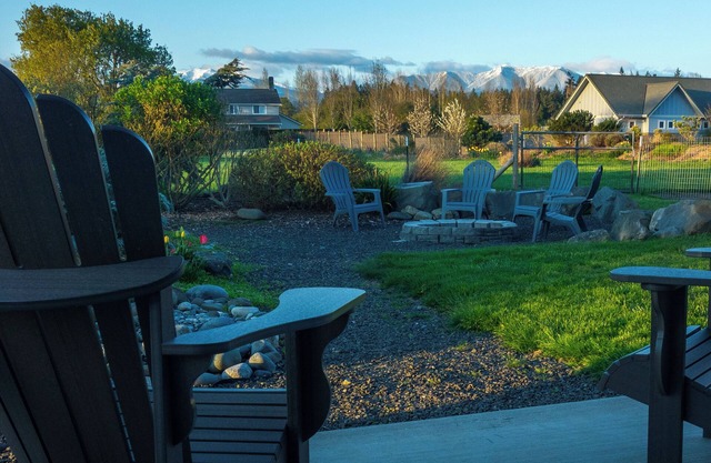 2.5 Acre Retreat with Breathtaking Mountain Views. New Hot Tub! Walk to Beach!