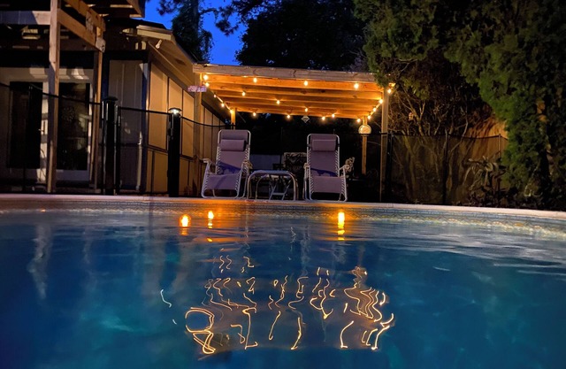 2,500 SF Comfortable, Beautiful Home with Heated Pool, Jacuzzi Tub, Game Room!