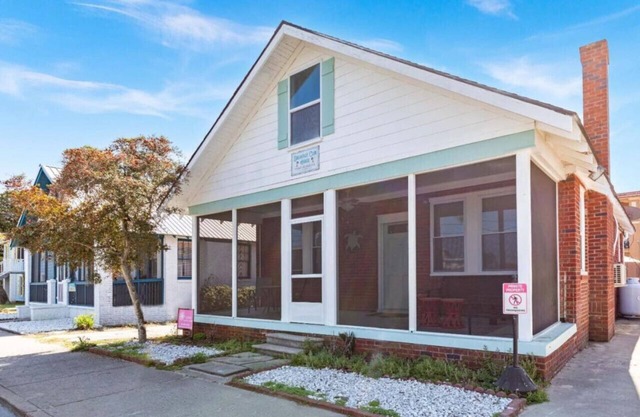 2 Adjoining Houses for 10 People