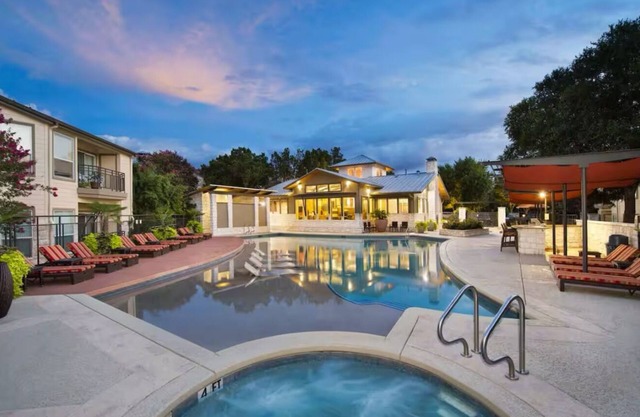 2 bd 2 ba Stylish Oasis! Minutes 2 downtown with pool, hot tub, & free parking!