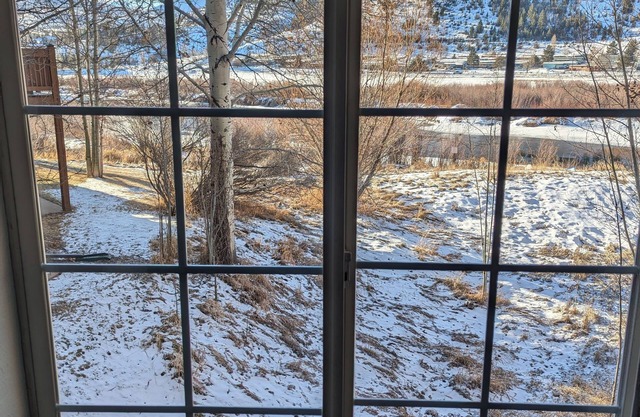 2 Bd Condo close to Vail & Beaver Creek w/WiFi, Pool & Hot Tub, on Eagle River