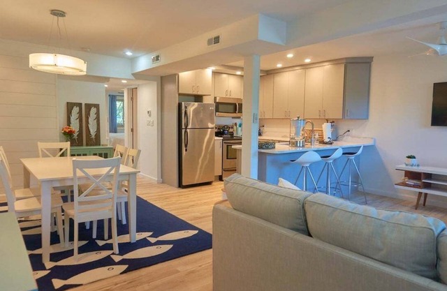 2 Bdrm/2 Bath, Sleeps 6, Pool, Balcony, Wi-Fi, TVs