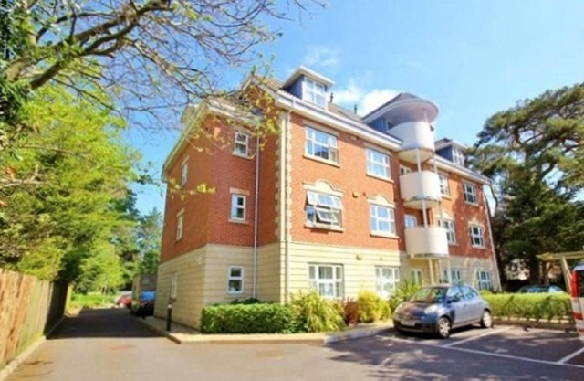2 Bed/2 Bath Contemporary apartment. Close to beach, Lift access & Parking 4*