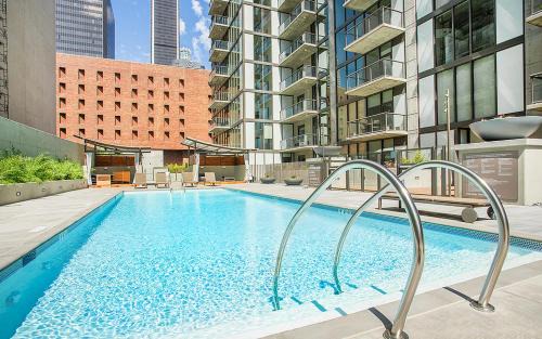 2 Bed 2 Bath Contemporary High Rise DTLA Living