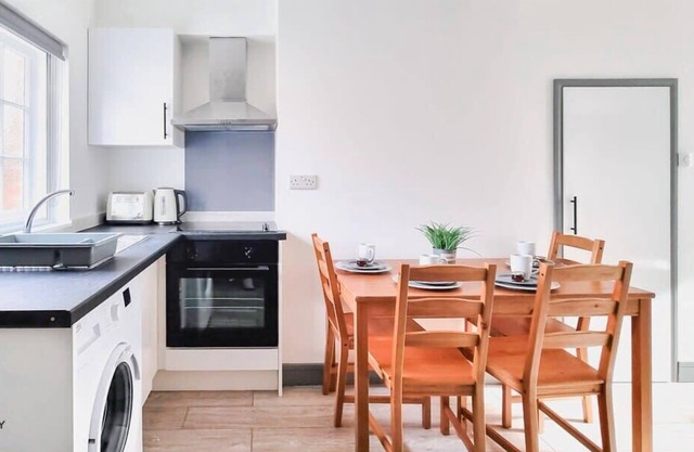 2 Bed, 2 Bath, Free Parking, 10 Mins To Madejski