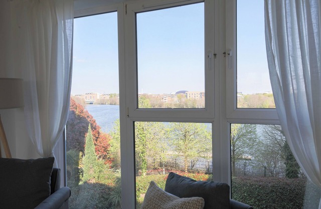 2 Bed Apartment Overlooking Water