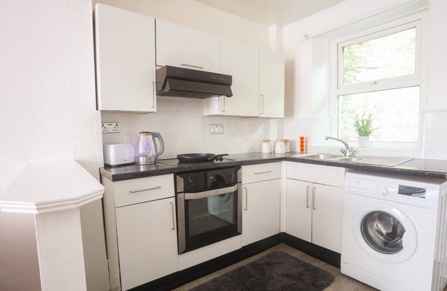 2-Bed Apartment, Sleeps 6, 8-min walk to Centre