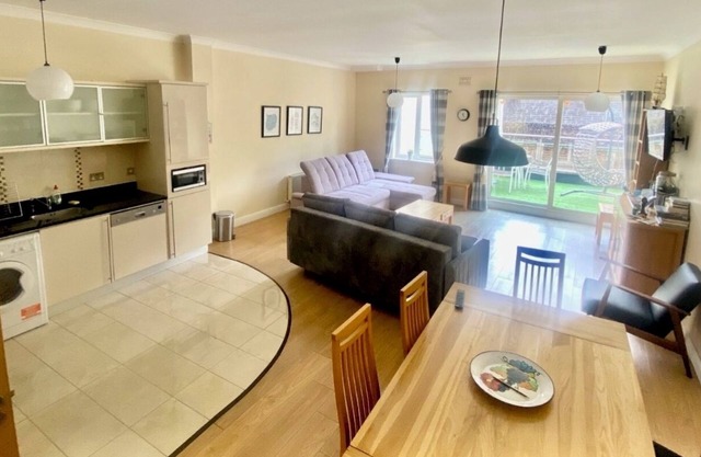 2 Bed Apartment with large sunny terrace