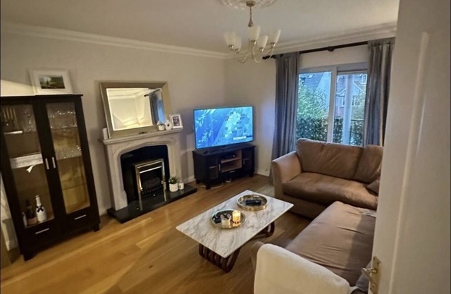 2 bed apt in Sandyford. 10 min from Dundrum and Marley park. 2 min walk to luas