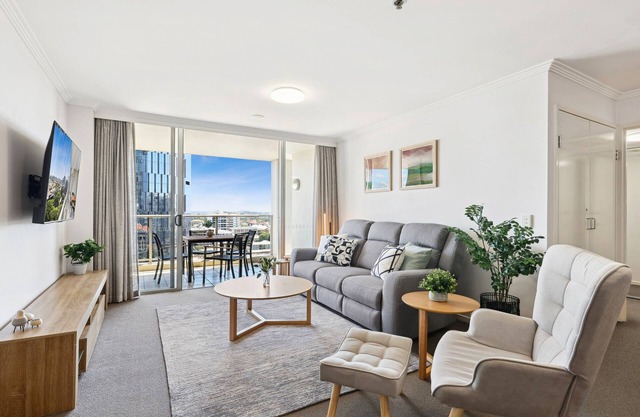 2-Bed City Abode with Swimming Pool, Gym & Views