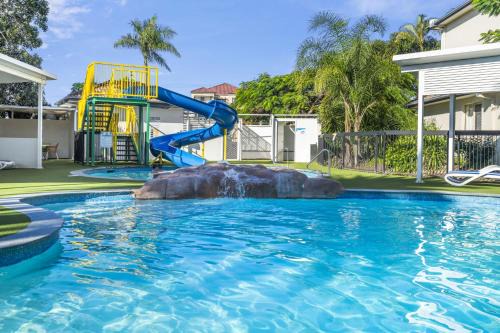 2-Bed Family Haven with Pools BBQ & Playgrounds