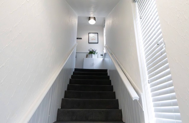 2-bed Flat, Wishaw, Free Parking, Family-friendly