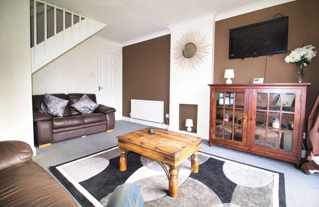 2 Bed House - Sleeps 4 - Parking - Pets - Garden