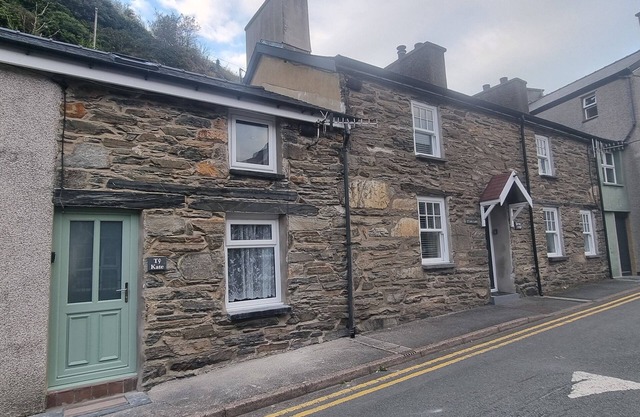 2 Bed House - Sleeps 3 - Garden - Parking - Wifi