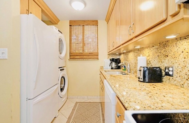2 Bed Maui Retreat with 5 miles of beach!