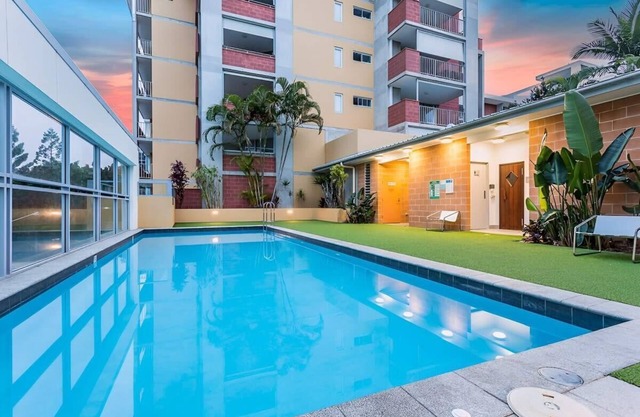 2-Bed Near Brisbane CBD with Pool, Sauna & BBQ