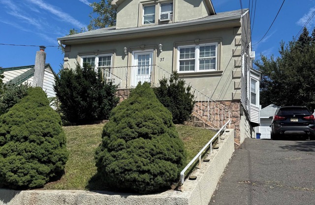 2 Bedroom 1st Floor House with Parking - 30 Min to NYC & Stadiums
