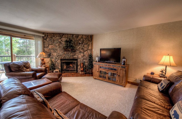 2 Bedroom, 2 Bath, Luxury Condo, Perfect Location!