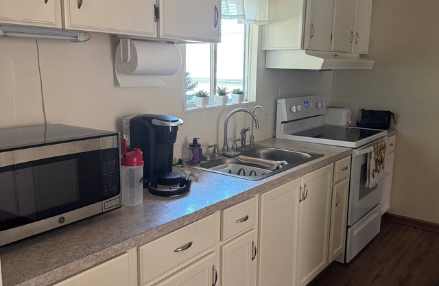 2 bedroom/2 bathroom, quiet retirement setting. 55 + Pool. Weekly/monthly rates
