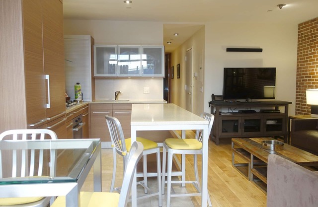 2 Bedroom 2 Baths Luxury Apartment With Private Backyard & Washer/Dryer