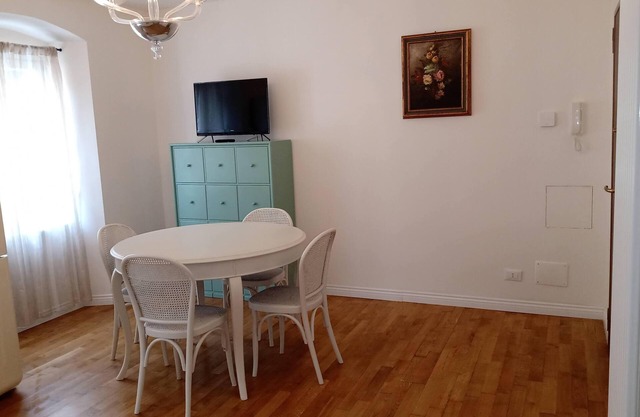 2-bedroom, 4-guest apartment in historic area of Trieste in 19th century style