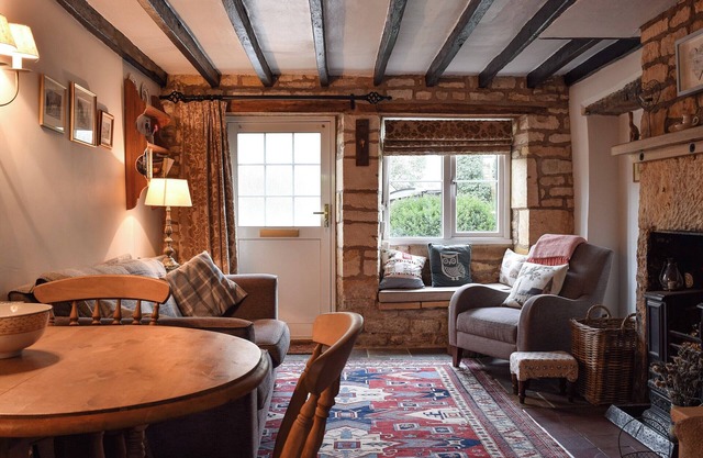 2 bedroom accommodation in Bourton-on-the-Hill, near Moreton-in-Marsh