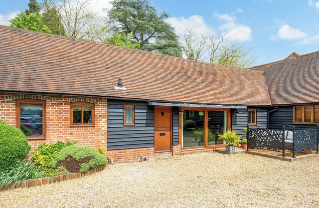 2 bedroom accommodation in Bramley, near Tadley