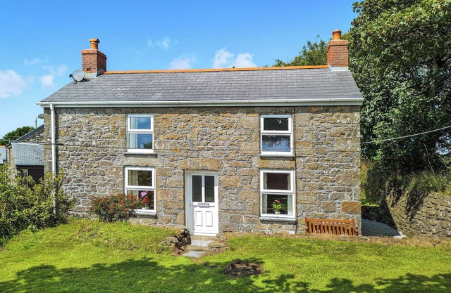 2 bedroom accommodation in Troon, near Camborne