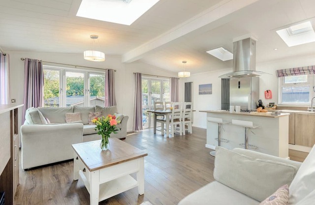 2 bedroom accommodation in Wootton Bridge, Nr Cowes