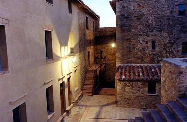 2 bedroom apartment in Umbrian castle in countryside between Perugia and Todi