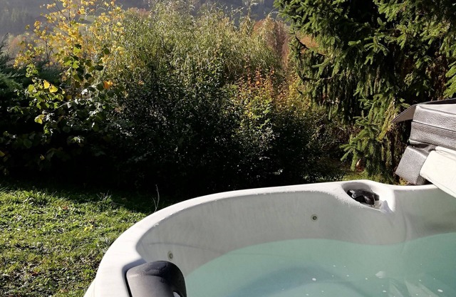 2-bedroom apartment with PRIVATE JACUZZI close to ski resorts with breathtaking views