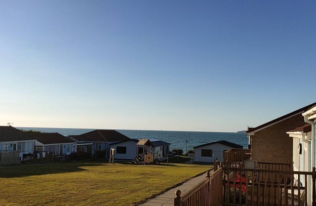 2 Bedroom beach cottage with Sea Views. 2 minutes to Westward Ho! Promenade.
