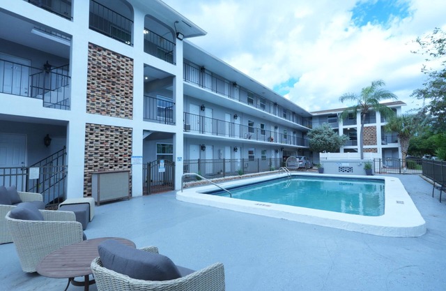 2-bedroom condo in beautiful Pompano Beach with pool and 10 minutes from beach