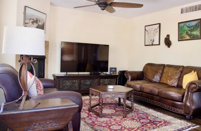2-Bedroom Condo in the Foothills, La Encantada, Galleries and Restaurants!