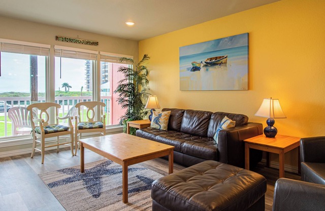 2-bedroom condo in Port Aransas with AC, complete with Margarita Station!