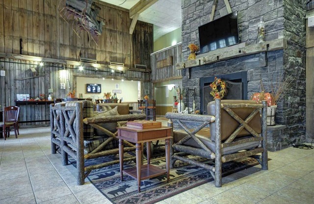 2 Bedroom Condo, Sleeps 8, Kitchen, Jiminy Peak Ski Mountain, Bentley Brook!