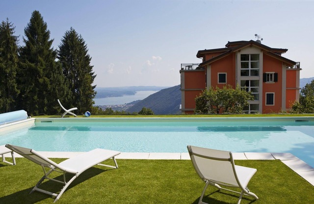 2-bedroom corner apartment in a prestigious villa from 1850 with solar-heated pool
