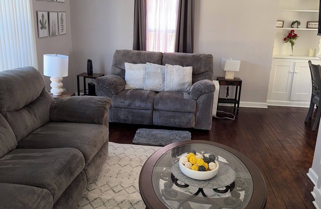 2-bedroom house close to the Cleveland Clinic Main Campus w/fireplace and a den