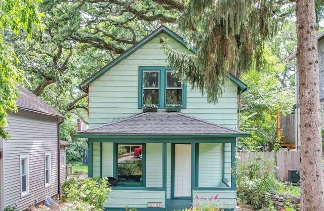 2 Bedroom House with Outdoor Oasis Near Downtown