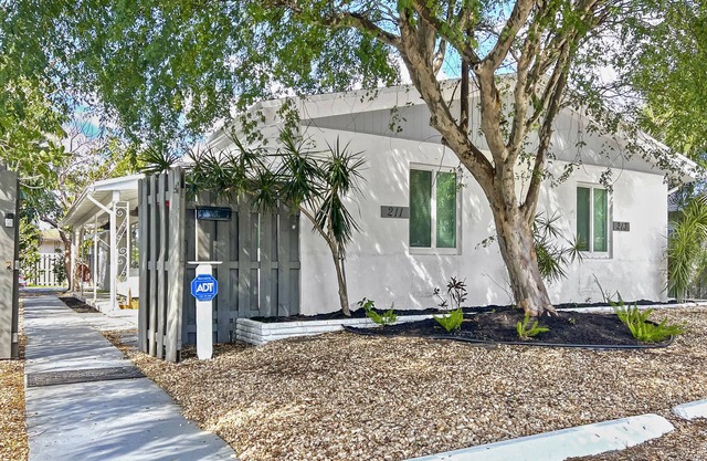 2 Bedroom Lovely, Bright & Comfy Walk to Beach - Private, Yard, Parking