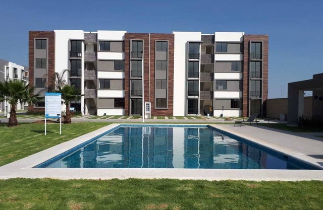 2 Bedroom Modern Apartment with Pool in Puebla near VW & Val’Quirico