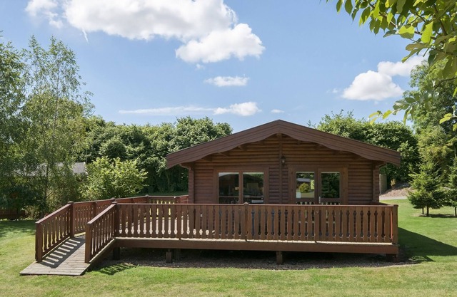2 Bedroom, Scandinavian Log Cabin, Winchester
